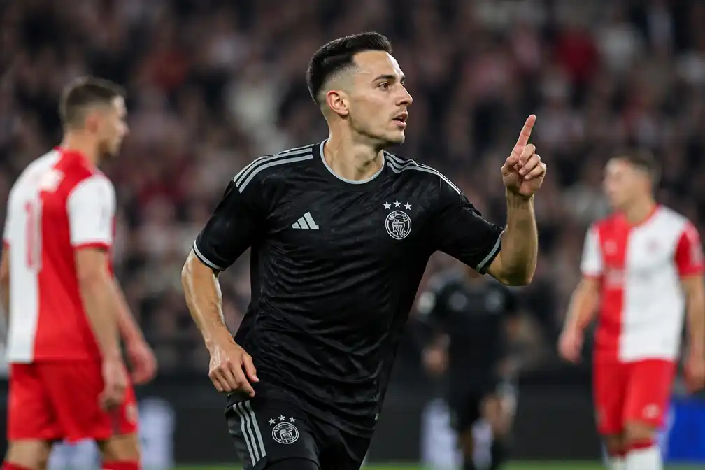 Ajax neemt voorsprong tegen Vojvodina via Gloukh