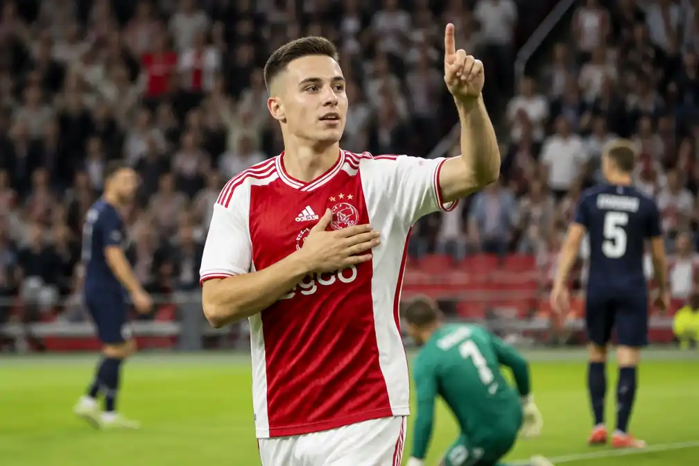 Hattrick Gloukh brengt Ajax ruim langs Vojvodina naar derde voorronde Conference League