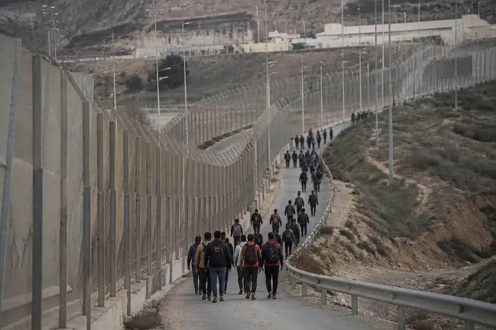 Honderden migranten dringen Spaanse exclave Melilla binnen ondanks gesloten grens