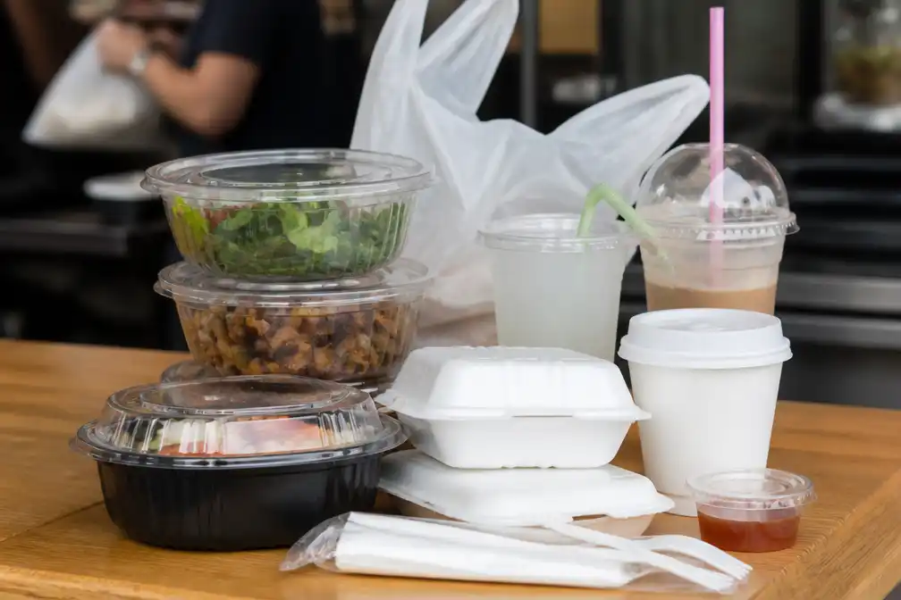 Onderzoek: afhaalhoreca gebruikt nog massaal plastic, verboden rietjes gangbaar
