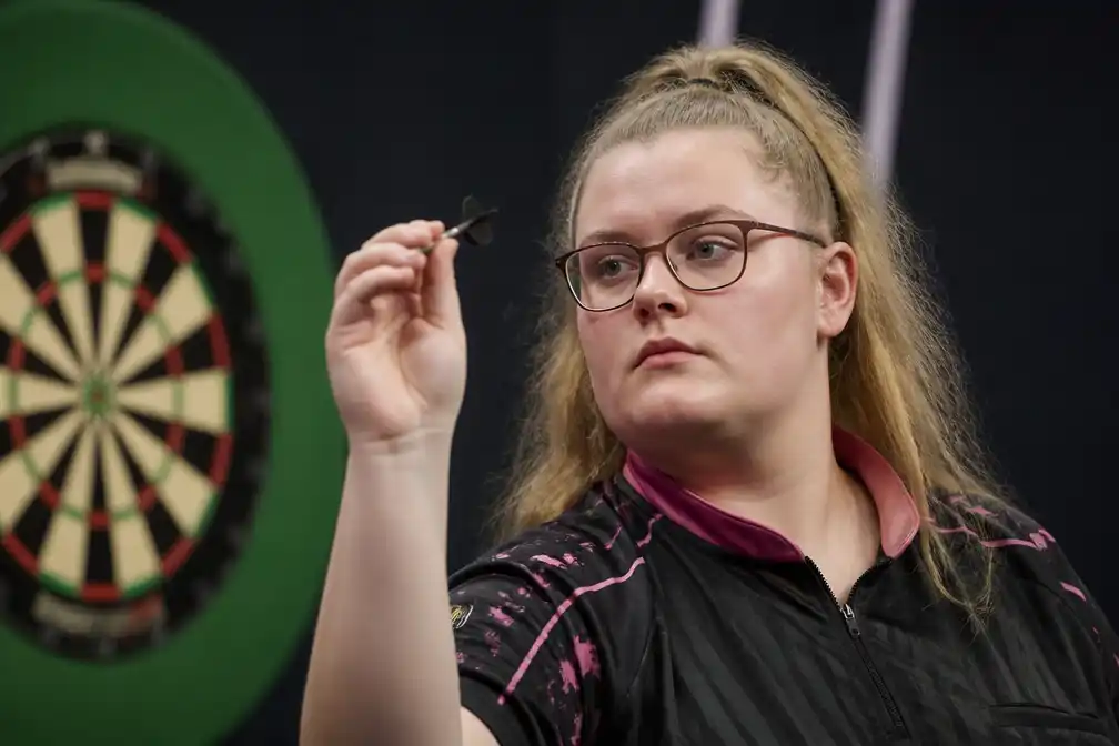 Dartssensatie Beau Greaves verzekert ogen voor 1 miljoen pond