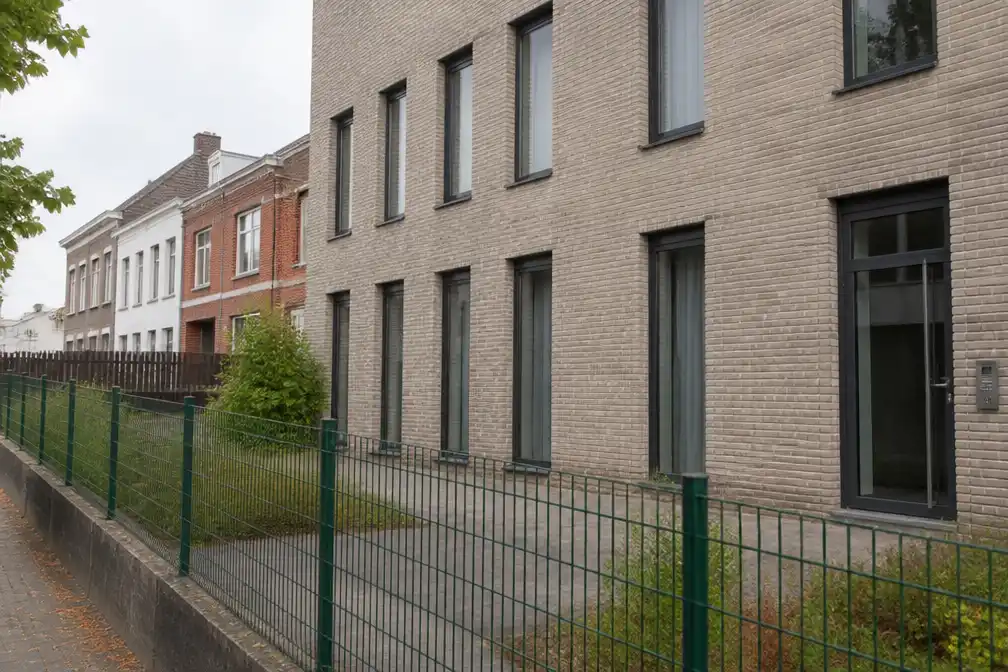 Peuter levensgevaarlijk gewond na val uit raam opvangcentrum in Sint-Niklaas