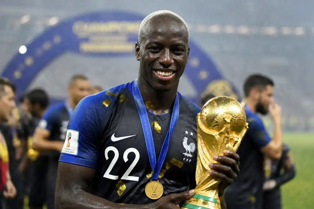 Frans oud-international Benjamin Mendy verkoopt replicawereldbeker voor 50.000 euro