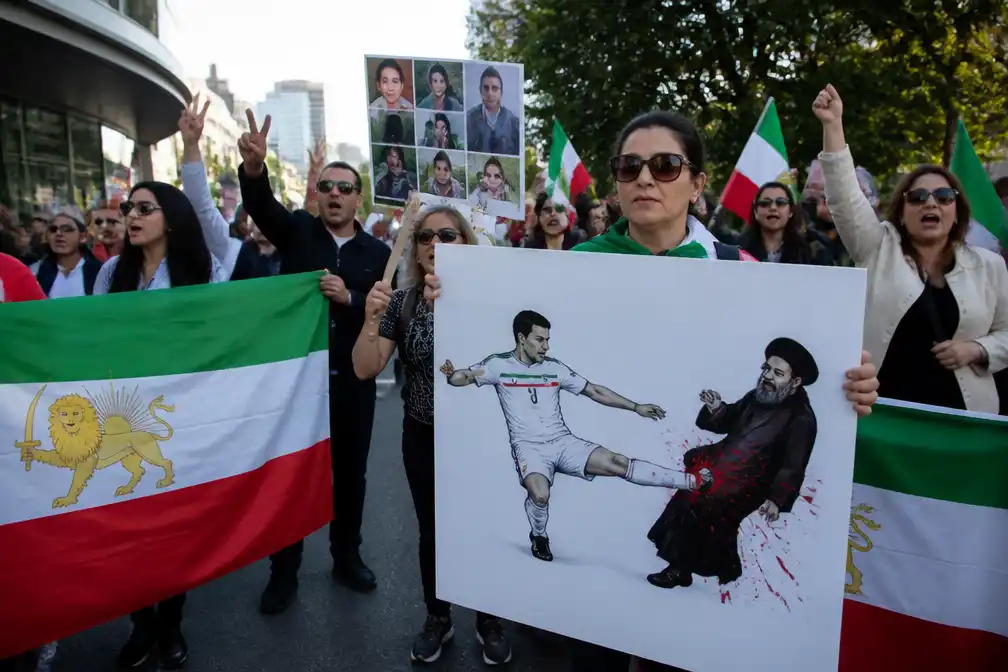 Iraans-Amerikanen protesteren tegen Iran-team tijdens WK-wedstrijd in Los Angeles
