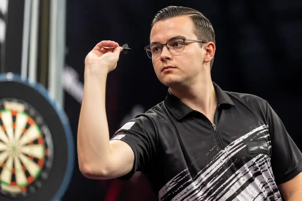 Darter Gian van Veen stijgt naar tweede plaats op PDC-wereldranglijst