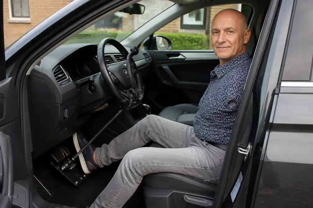 Man zonder armen rijdt 40 jaar met voetenstuur in Bocholt