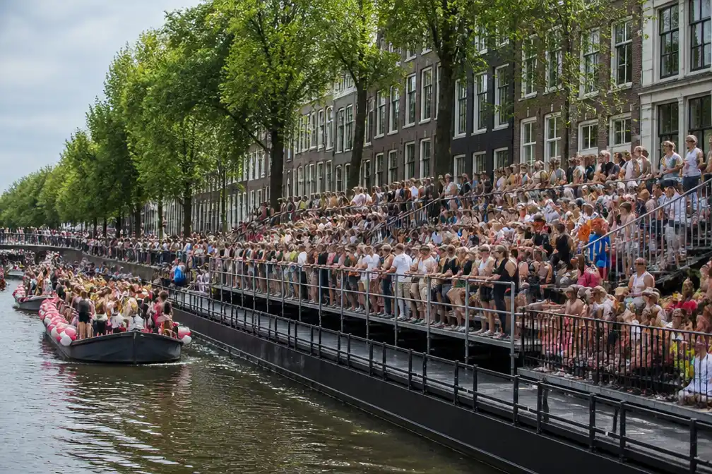 Tribune Canal Parade aan Prinsengracht uitverkocht
