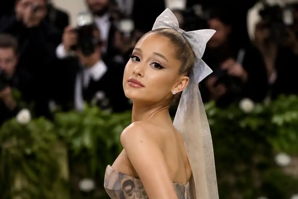 Ariana Grande brengt nieuw album 'Petal' uit met rauwe woede