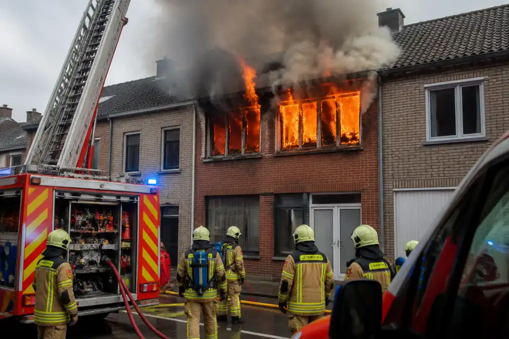 Woningbrand in Pepingen: eerste verdieping in lichterlaaie, hulpdiensten ter plaatse